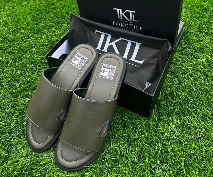 TokeTile DeeDahn olive grey leather slippers with branded box