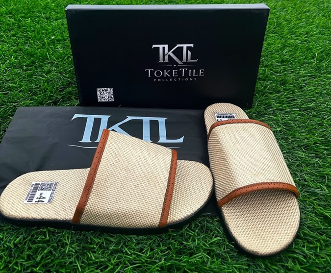 TokeTile Roh-Roon woven canvas slippers with tan leather trim and branded box